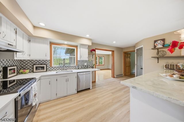 3 Lew May Dr, Andover Twp., NJ 07860