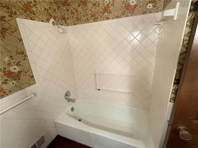 7026 Lakeshore Drive, Raytown, MO 64133