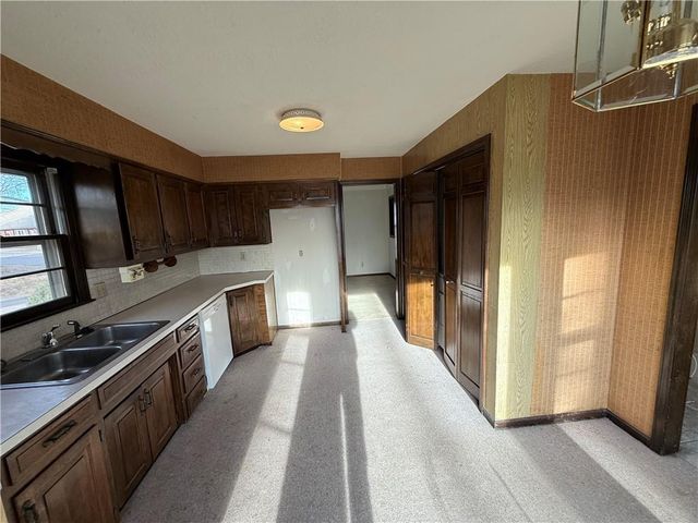 7026 Lakeshore Drive, Raytown, MO 64133