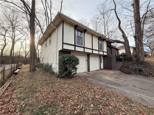 7026 Lakeshore Drive, Raytown, MO 64133