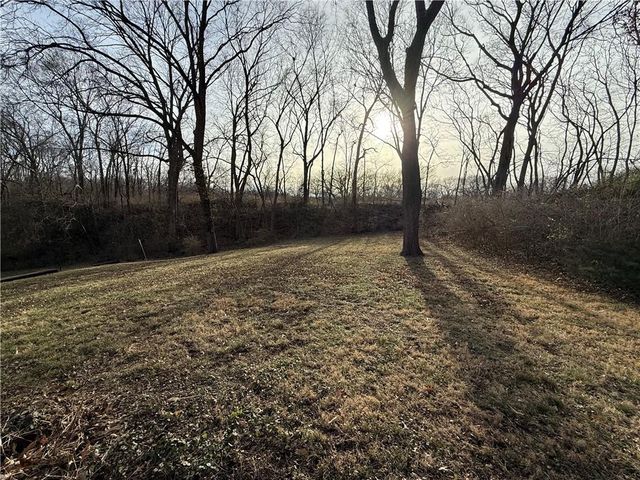 7026 Lakeshore Drive, Raytown, MO 64133