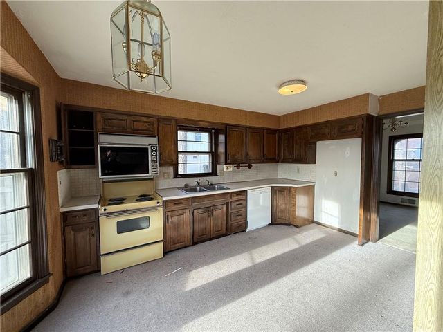 7026 Lakeshore Drive, Raytown, MO 64133