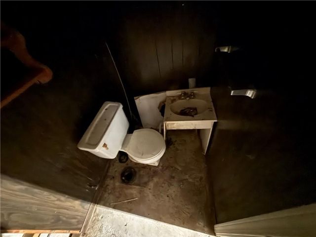 7026 Lakeshore Drive, Raytown, MO 64133