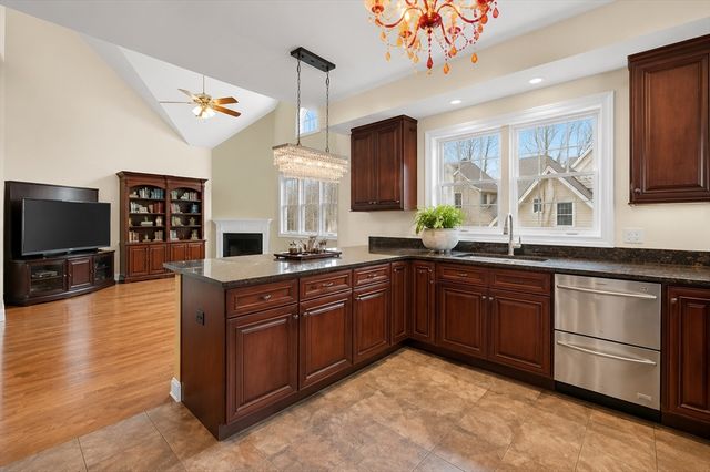 127 Johnson Woods Dr 127, Reading, MA 01867
