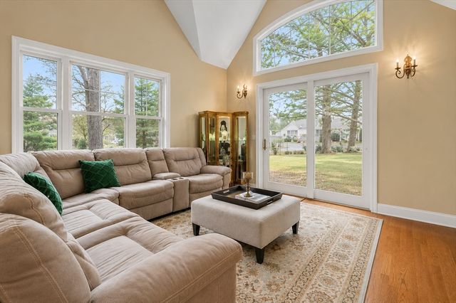 127 Johnson Woods Dr 127, Reading, MA 01867
