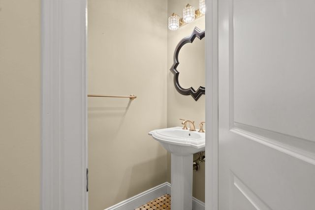 127 Johnson Woods Dr 127, Reading, MA 01867
