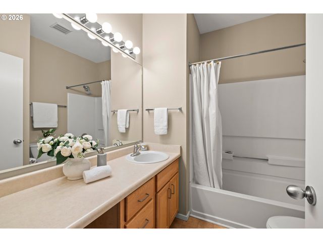 621 Sw DILLAN Dr, Beaverton, OR 97006