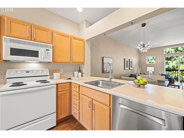621 Sw DILLAN Dr, Beaverton, OR 97006