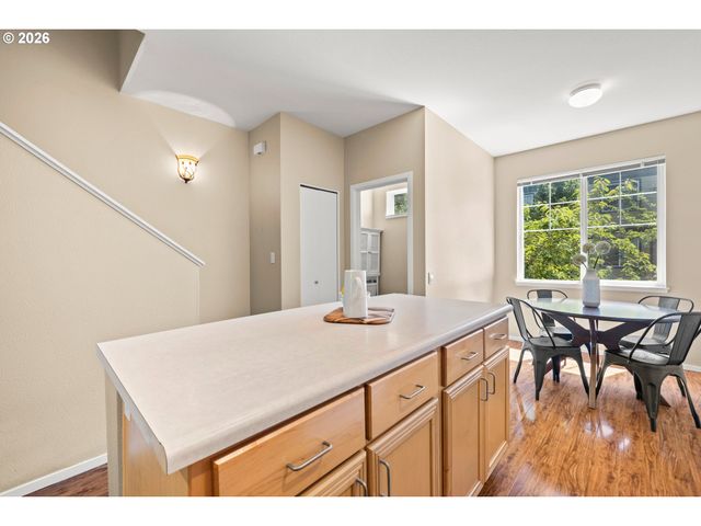 621 Sw DILLAN Dr, Beaverton, OR 97006