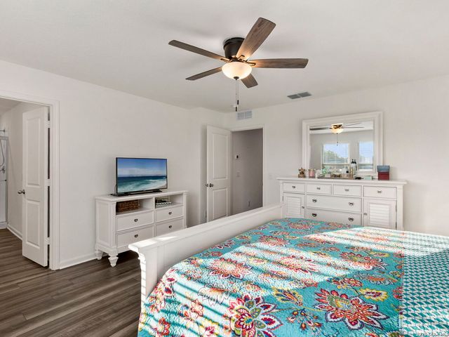 4905 Hallies Garden, St Hedwig, TX 78152
