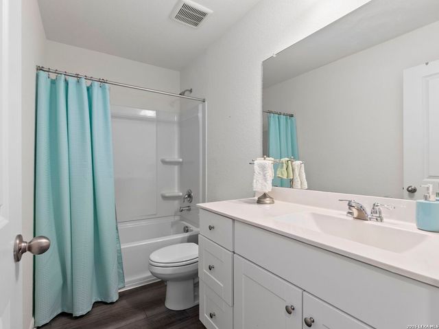 4905 Hallies Garden, St Hedwig, TX 78152