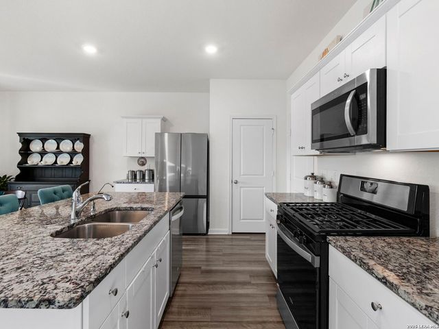 4905 Hallies Garden, St Hedwig, TX 78152