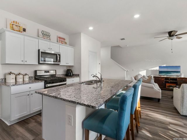 4905 Hallies Garden, St Hedwig, TX 78152