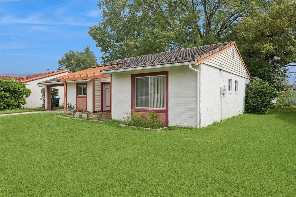 Image 2 of property listing at 10113 MUSKET LANE, Orlando, FL 32821