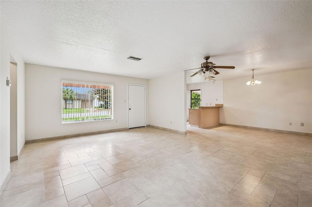Image 6 of property listing at 10113 MUSKET LANE, Orlando, FL 32821