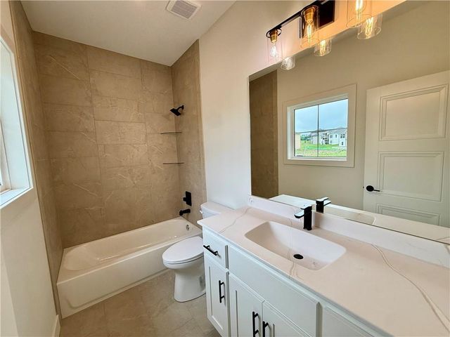 3116 SW Summit View Trail, Lee's Summit, MO 64082