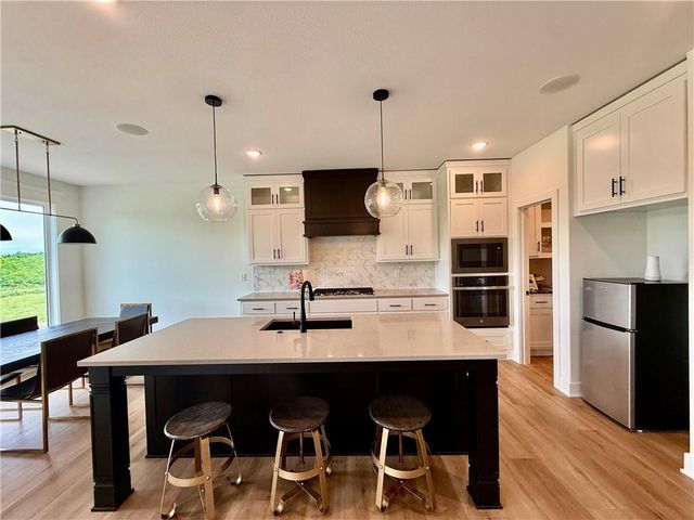3116 SW Summit View Trail, Lee's Summit, MO 64082