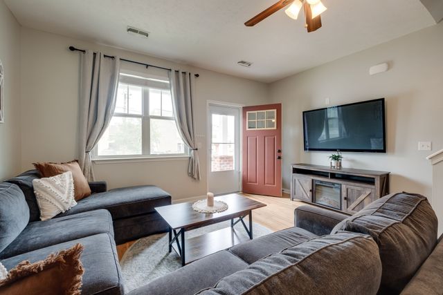 1037 Capital Funds Ct, Nashville, TN 37217