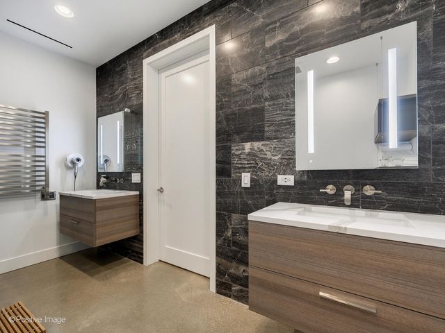 900 W Washington Boulevard 302, Chicago, IL 60607