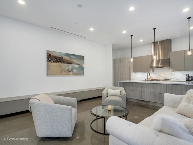 900 W Washington Boulevard 302, Chicago, IL 60607