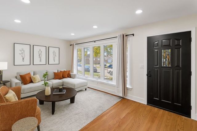 5253 S Mobile Avenue, Chicago, IL 60638