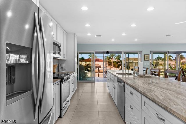 2498 Sapodilla LN, St James City, FL 33956