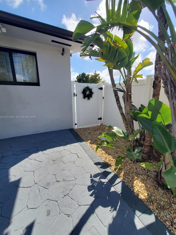 920 SE 8th St 1, Hialeah, FL 33010