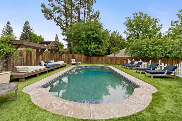 7550 N Spy Glass Avenue, Fresno, CA 93711