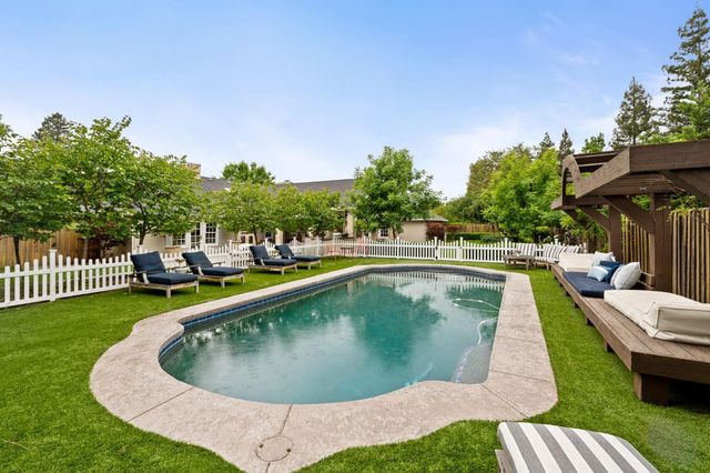 7550 N Spy Glass Avenue, Fresno, CA 93711