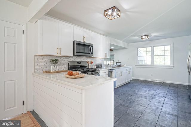 402 GEORGETOWN RD, Blackwood, NJ 08012