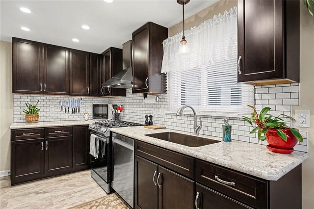 481 Nadine Dr, Webster, NY 14580