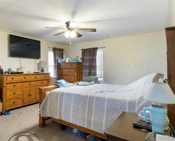 2707 N Service Road W, St Clair, MO 63077