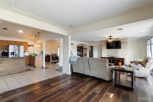 2707 N Service Road W, St Clair, MO 63077