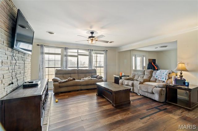 2707 N Service Road W, St Clair, MO 63077