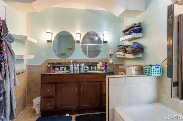 2707 N Service Road W, St Clair, MO 63077