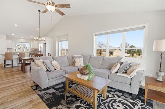204 ZACHAREY COURT, New London, WI 54961