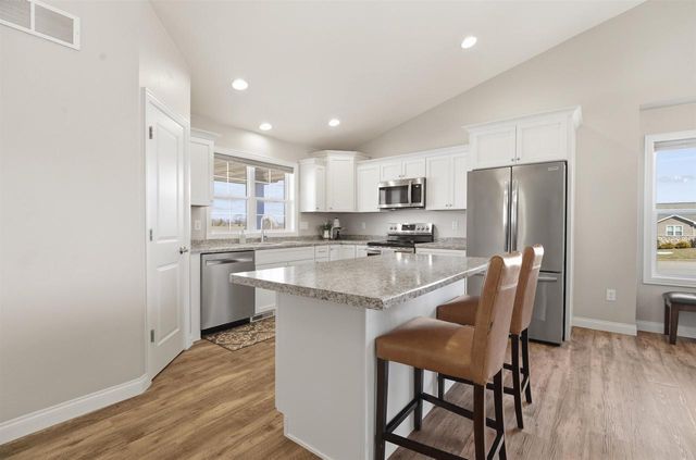 204 ZACHAREY COURT, New London, WI 54961