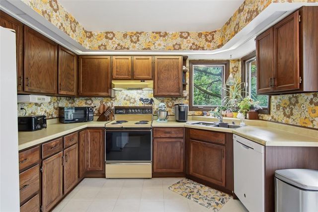 E865 Woodridge Drive, Eau Claire, WI 54701