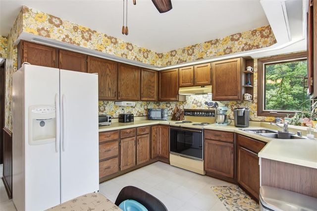 E865 Woodridge Drive, Eau Claire, WI 54701