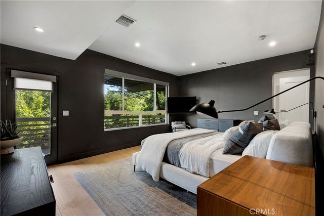 11661 Picturesque Dr, Studio City, CA 91604