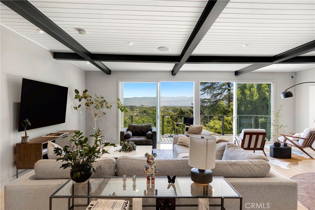 11661 Picturesque Dr, Studio City, CA 91604