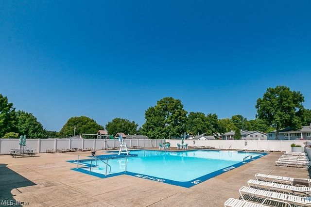 4 Meadowlawn 4, Mentor, OH 44060