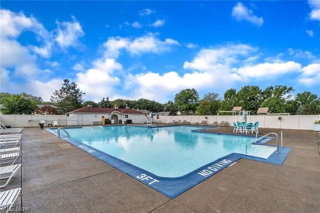 4 Meadowlawn 4, Mentor, OH 44060