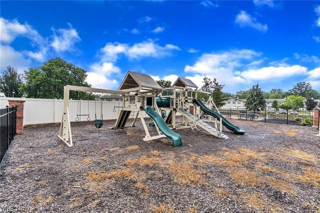 4 Meadowlawn 4, Mentor, OH 44060