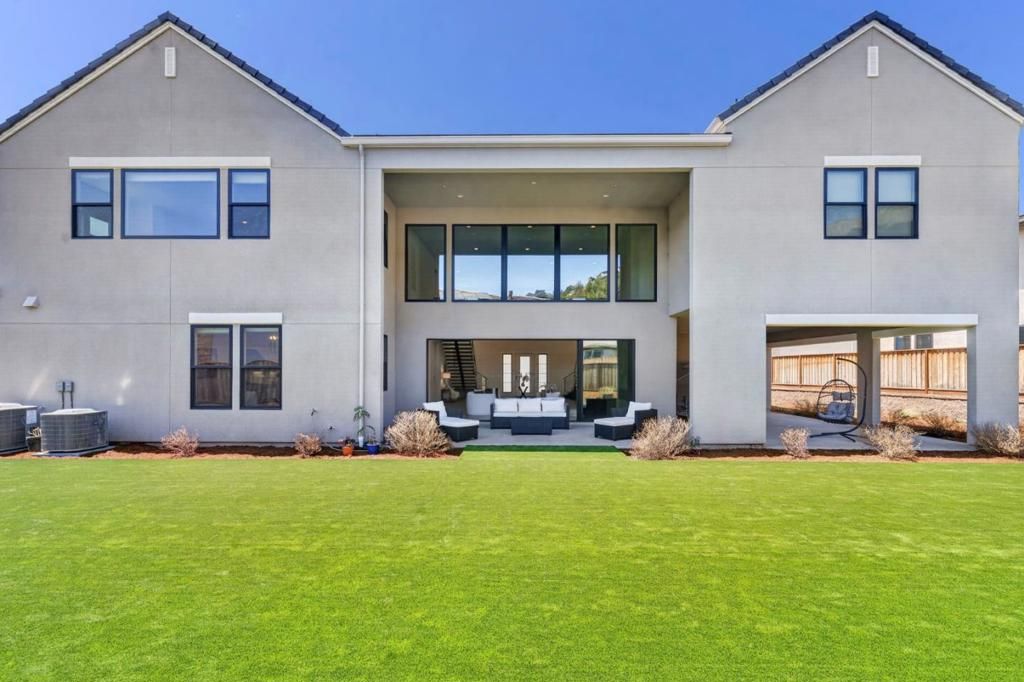 Image 16 of property listing at 18471 Corte Zapala, Morgan Hill, CA 95037