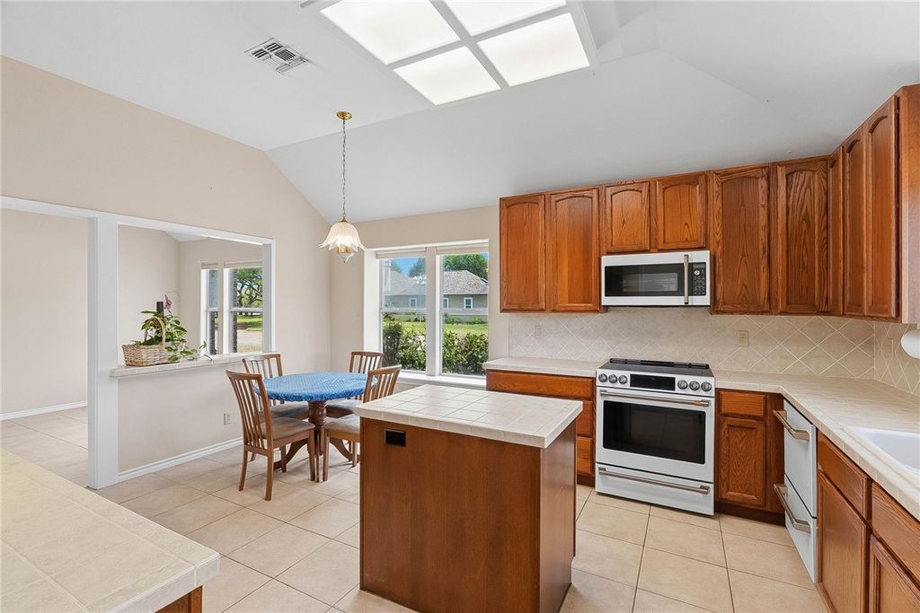 101 Cedar Ridge Dr, Rockport, TX 78382 — photo 4
