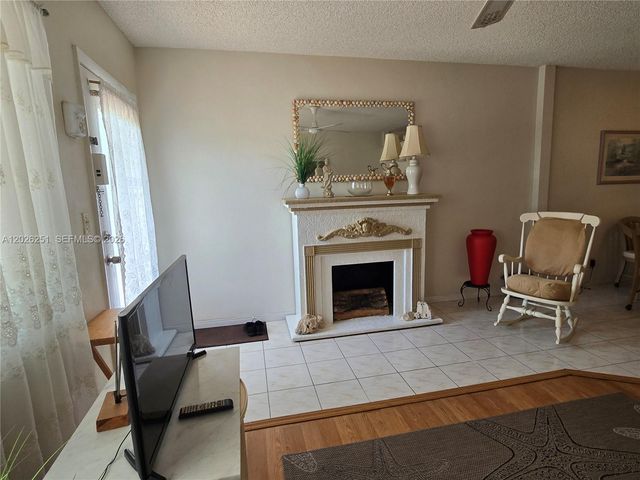 820 SW 11 Street 4B, Hallandale Beach, FL 33009