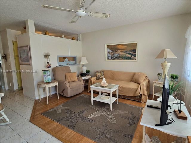 820 SW 11 Street 4B, Hallandale Beach, FL 33009