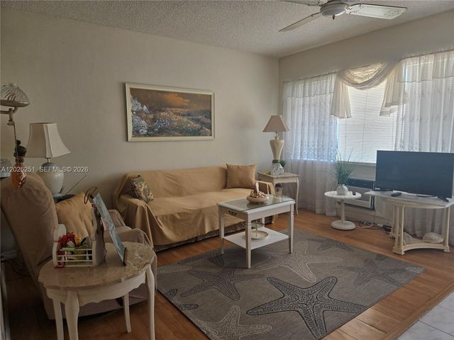 820 SW 11 Street 4B, Hallandale Beach, FL 33009