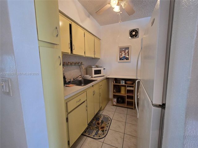 820 SW 11 Street 4B, Hallandale Beach, FL 33009